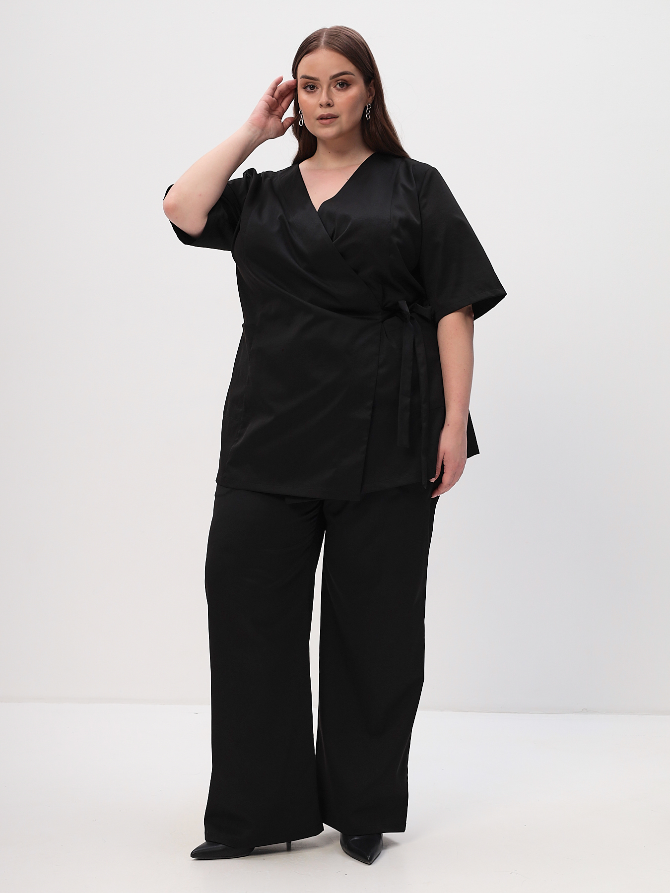 Модель в чёрной медицинской форме Comfortill